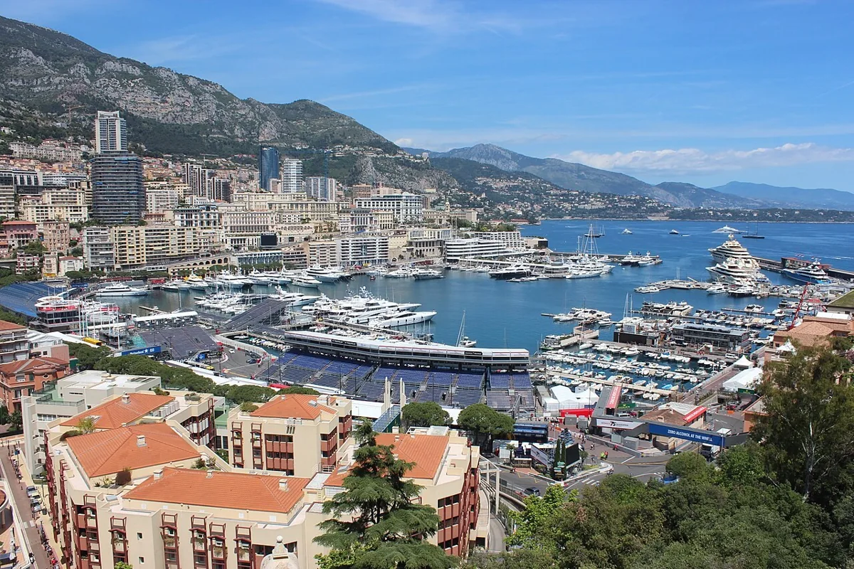 Port Hercule à Monaco, yachts et vue sur la Principauté