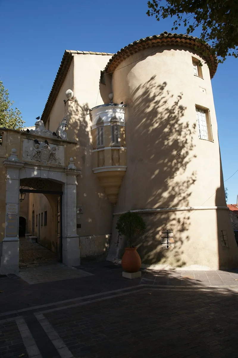 Façade historique du musée national Picasso à Vallauris