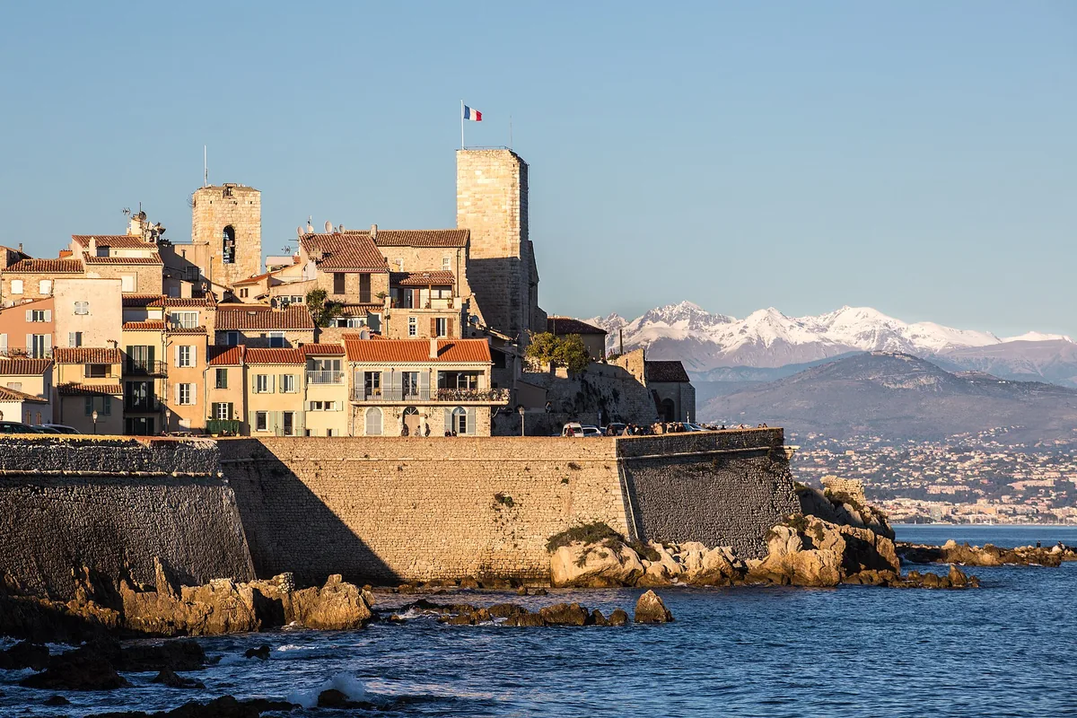 Remparts et vieille ville d’Antibes face à la Méditerranée