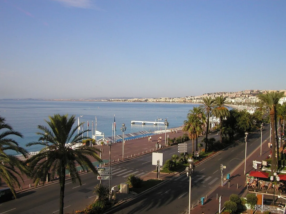 Promenade des Anglais, palmiers et baie des Anges à Nice