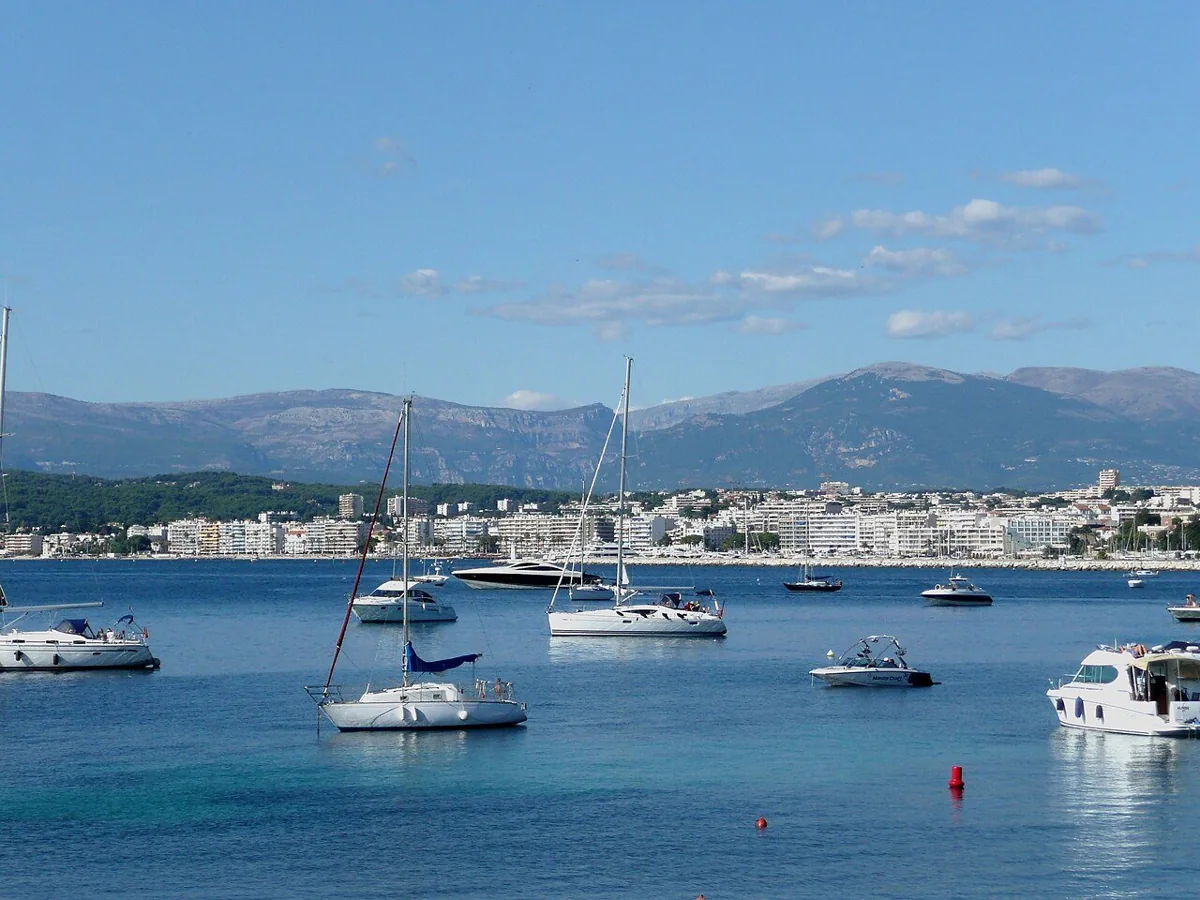 Baie de Juan-les-Pins et bateaux sur la Méditerranée